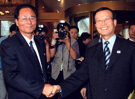 (2)Two Koreas agree to start reconnecting railways